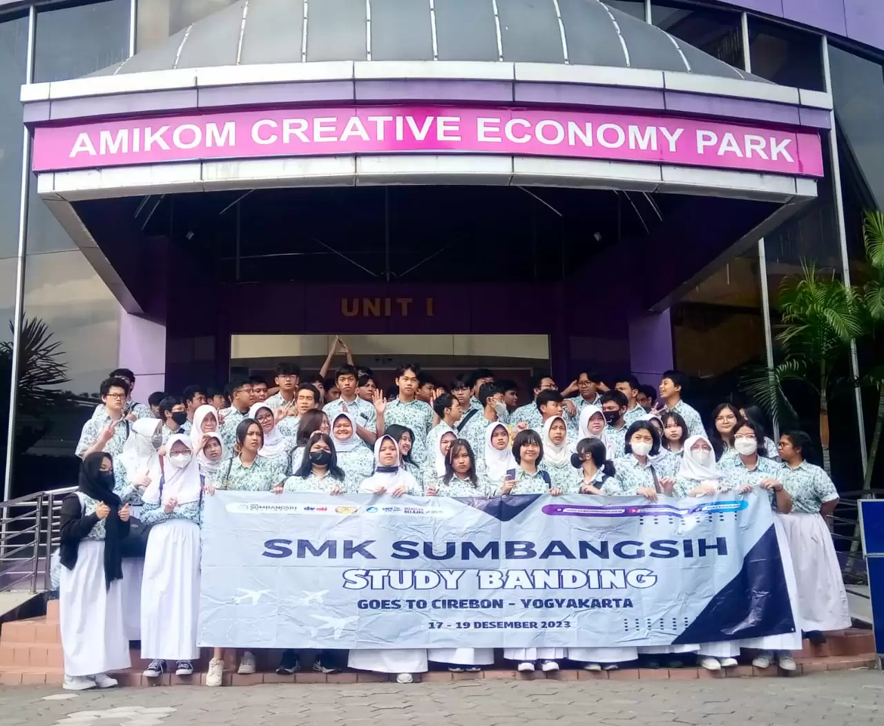 Siswa SMK Sumbangsih Jakarta saat berfoto bersama di kampus AMIKOM Yogyakarta (Foto: Dok MI)