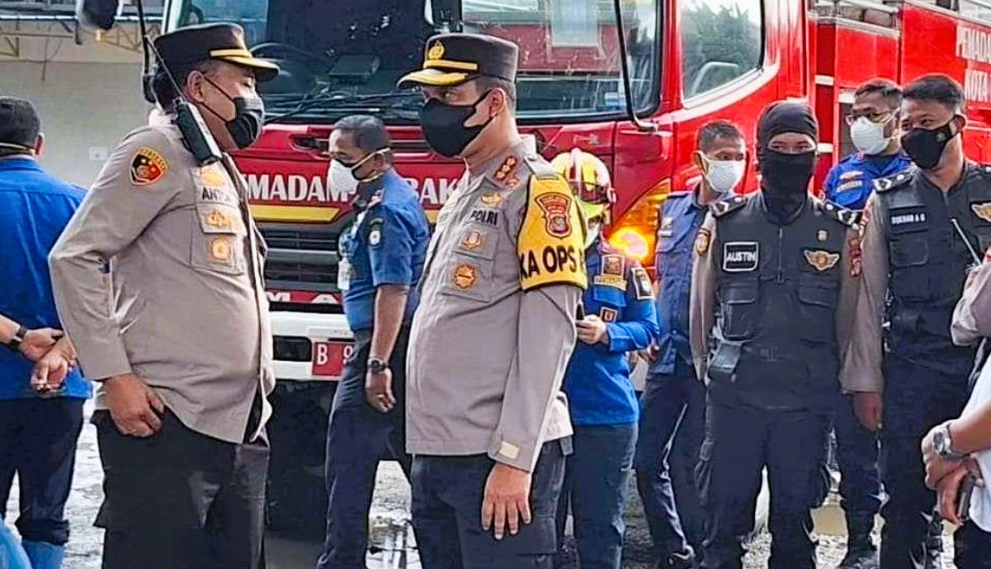 Petugas dari kepolisian dan BPBD Kota Tangerang melakukan evakuasi warga Kota Tangerang terdampak kebocoran gas dari pabrik pengolahan es batu (Foto: RRI)