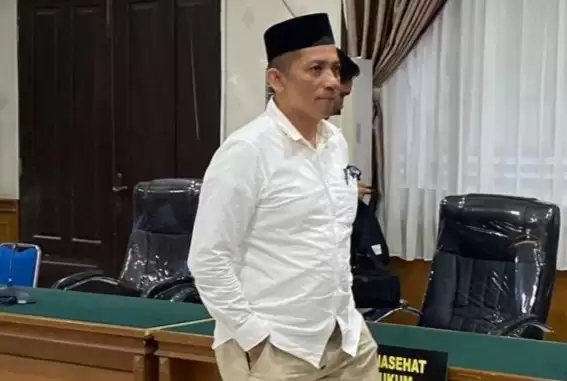 Bupati nonaktif Kepulauan Meranti Muhammad Adil usai persidangan pembacaan vonis di Pengadilan Negeri Pekanbaru, Kamis (21/12/2023) (Foto: ANTARA)