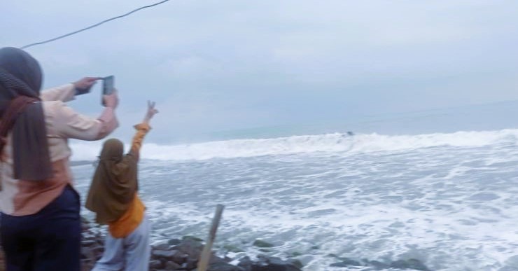 Dua warga melihat perairan selatan Banten dengan ketinggian gelombang 4.0 meter. (Foto: ANTARA)