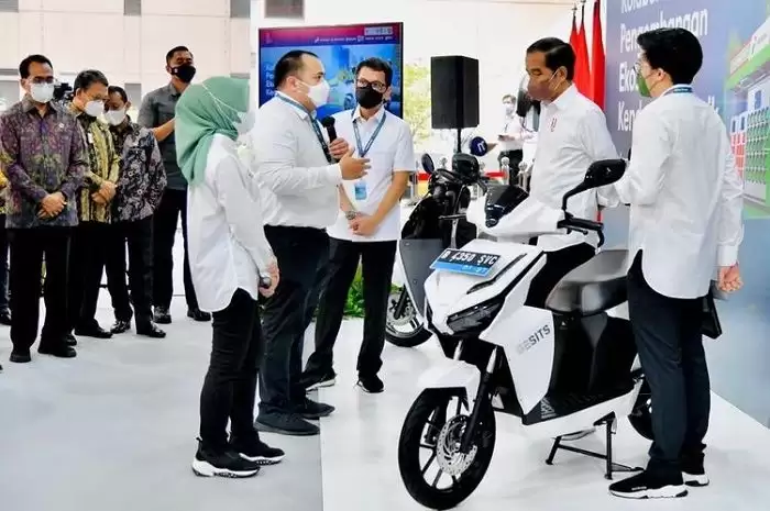 Presiden Joko Widodo dan Motor Listrik Buatan Indonesia (Foto: Dok Gesits)