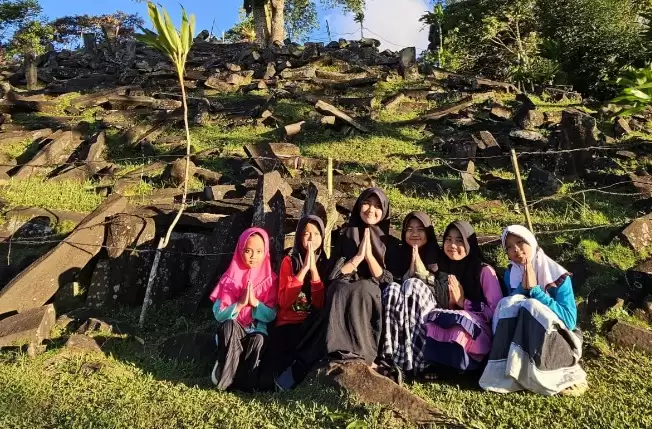 Anak-anak Desa Karyamukti, Kecamatan Campaka, Cianjur ngabuburit di Situs Megalitikum Gunung Padang sambil melantunkan sholawat nabi.