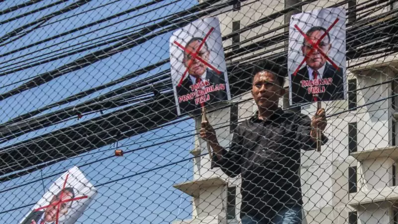 Seseorang membentangkan poster bekas Ketua KPK Firli Bahuri (Foto: Dok MI/Ist)