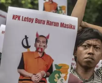 Seseorang membentangkan spanduk KPK Letoy Buru Harun Masiku (Foto: Dok MI/Ist)