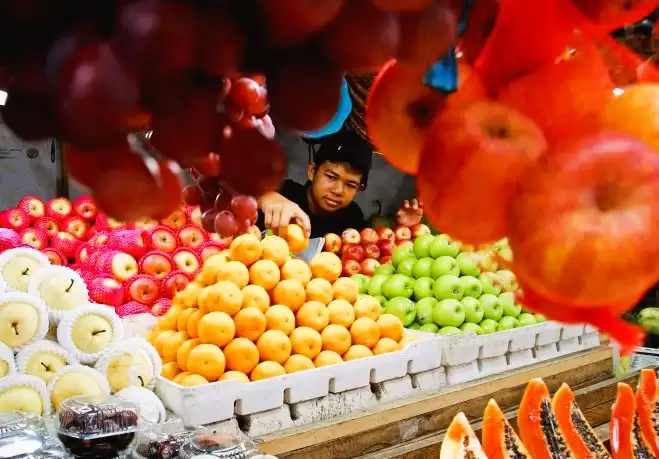 Pedagang buah menyusun dagangannya buahan bisa menjadi pilihan camilan sehat untuk dikonsumsi pada malam hari selama puasa. (Foto: ANTARA)