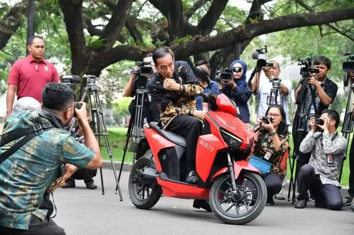 Presiden Joko Widodo Mencoba Motor Listrik (Foto: Dok Gesits)