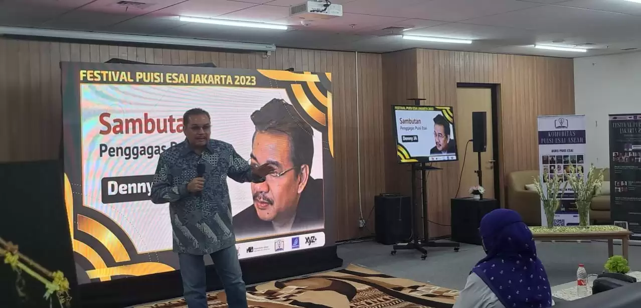 Denny JA saat memberikan sambutan dalam acara Festival Puisi Esai Jakarta (Foto: MI/Aswan)