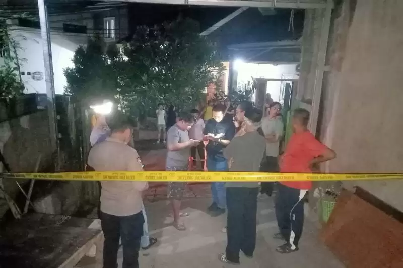 Anggota Satreskrim Polresta Serkot, mengevakuasi mayat di rumah kosong yang berlokasi di Perumnas Ciracas, Kelurahan Serang, Kecamatan Serang, Kota Serang, Banten.  [Foto: ANTARA]