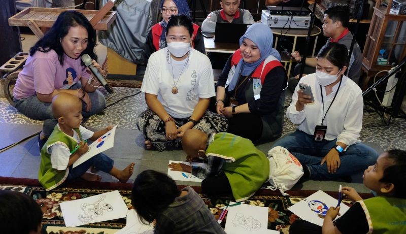 Menteri Pemberdayaan Perempuan dan Perlindungan Anak I Gusti Ayu Bintang Darmawati berbincang dengan anak yang menderita kanker di Denpasar, Bali, Jumat (26/1/2024). (Foto: ANTARA)