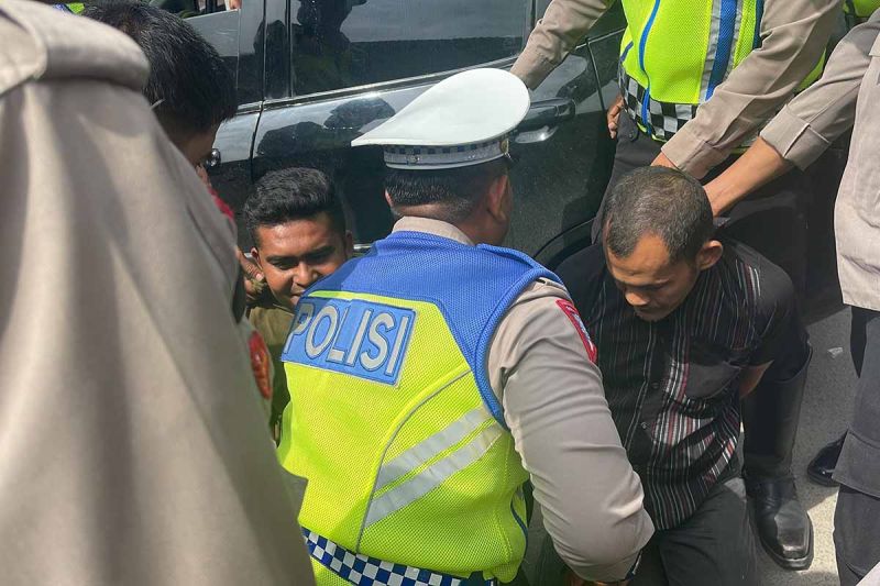 Personel Satlantas Polres Aceh Tamiang mengamankan pria diduga membawa 10 kilogram sabu-sabu di Aceh Tamiang, Rabu (29/11). (Foto: MI/ANTARA)