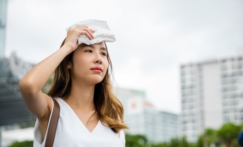 Ilustrasi seorang wanita mengeringkan keringat wajahnya ketika cuaca panas. (Foto: ANTARA