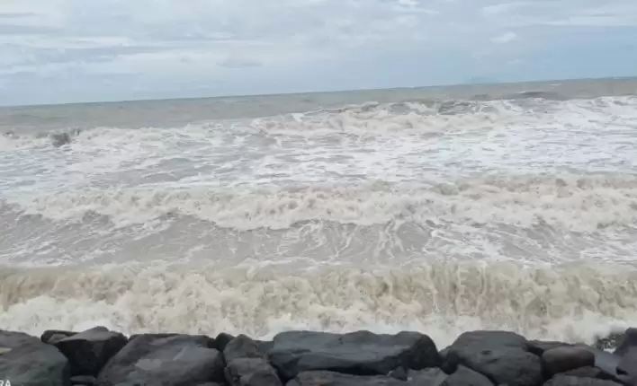 Cuaca buruk di selatan Banten hingga ketinggian gelombang 2,5 meter di sekitar pesisir pantai itu. (Foto: ANTARA)