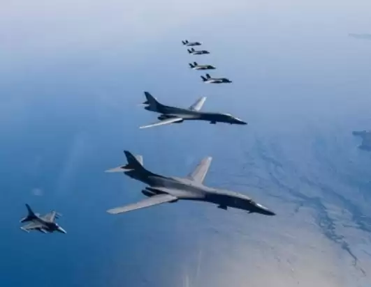 Pesawat pengebom B-1B Angkatan Udara AS, jet tempur F-16, dan F-35A Angkatan Udara Korea Selatan (Foto: Reuters)