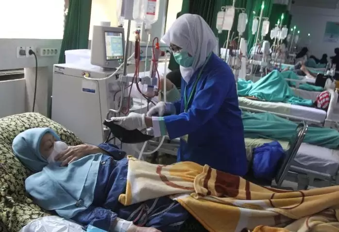 Petugas memeriksa pasien yang menjalani terapi cuci darah di Rumah Sakit Saiful Anwar, Malang, Jawa Timur. Terapi cuci darah dilakukan pada pasien yang fungsi ginjalnya terganggu. (Foto: ANTARA)