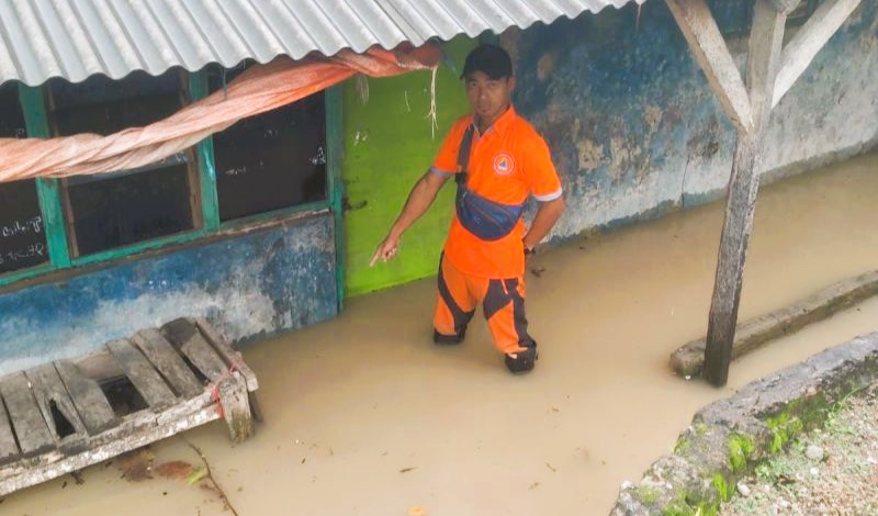 Rumah warga terendam banjir di Desa Kosambi Ronyok, Kecamatan Anyar, Kabupaten Serang, Banten, Sabtu (3/1).  (Foto: ANTARA)