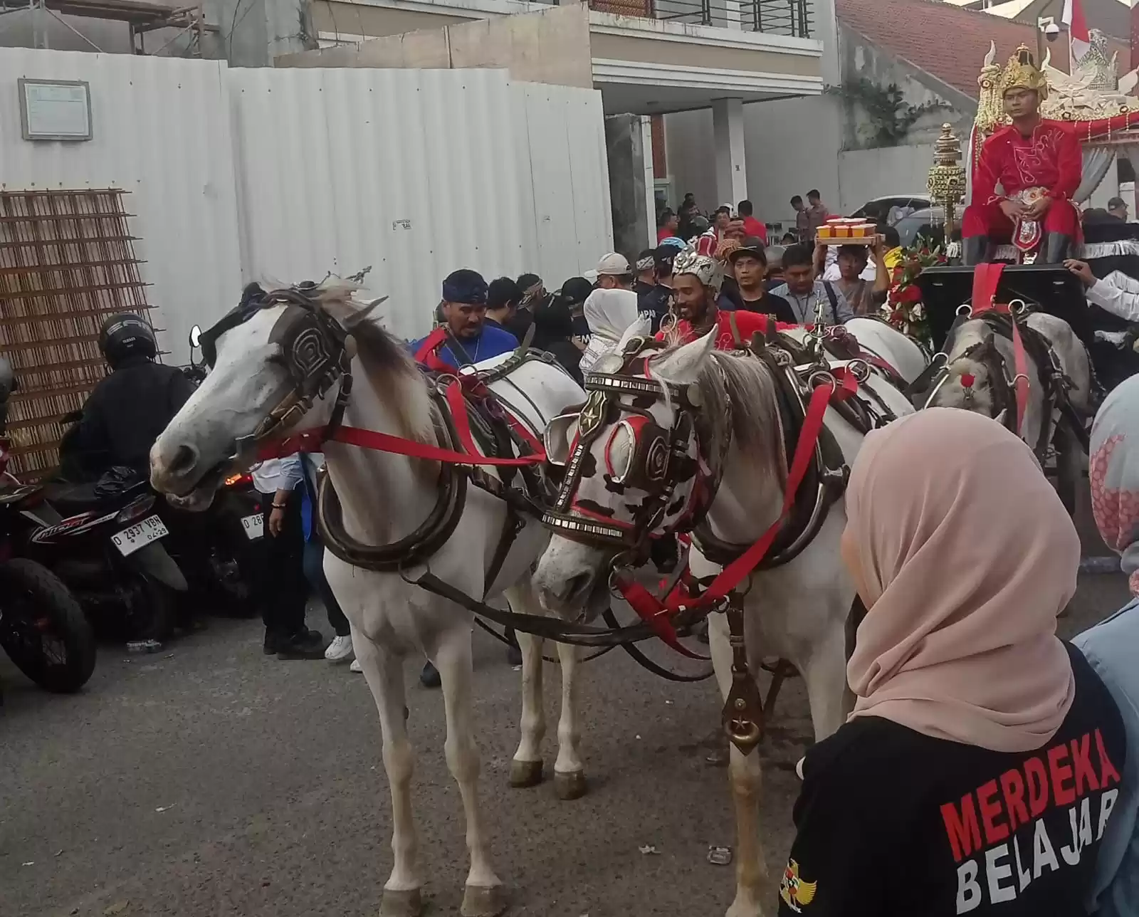 Datangi kantor KPU Jabar, Dedi Mulyadi dan Erwan Setiawan Naik Kereta Kencana