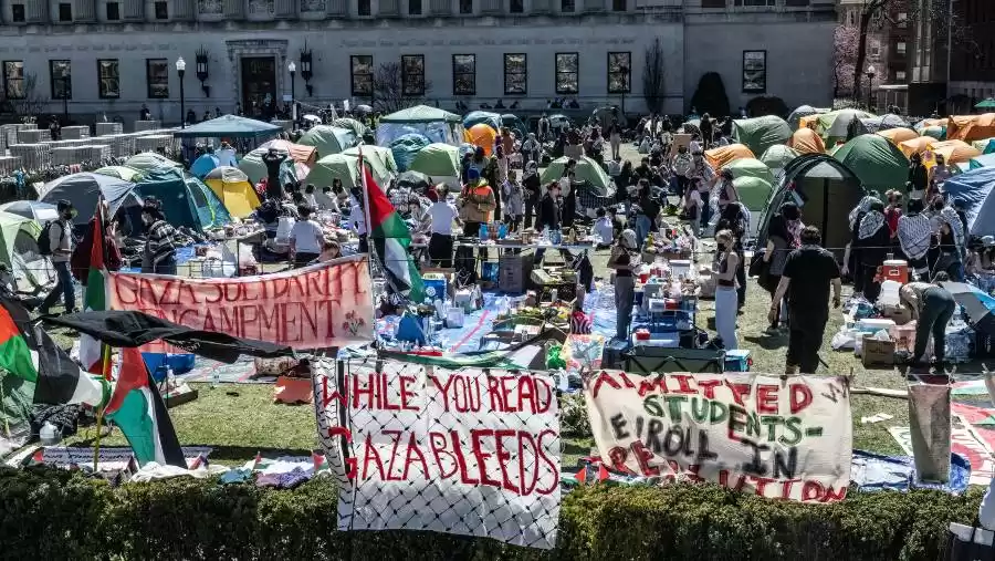 Demonstrasi mahasiswa pro-Palestina di kampus Universitas Columbia pada 22 April 2024. (Foto: Bloomberg)