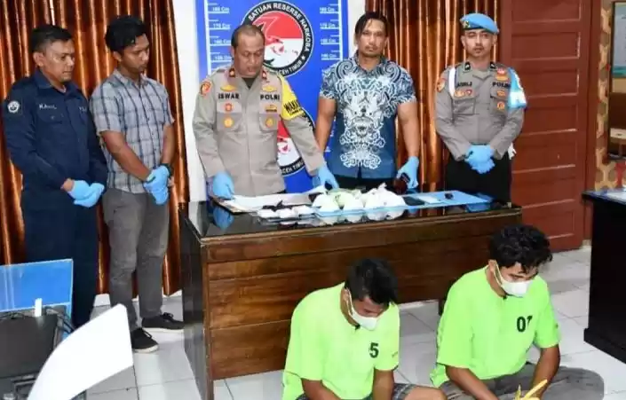 Dua terduga pelaku dan barang bukti sabu-sabu di Polres Aceh Timur, Selasa (14/5/2024). (Foto: Antara)