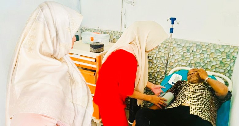 Perawat melakukan pemeriksaan tekanan darah terhadap Basri, seorang pemilih yang diduga pingsan saat hendak memberikan hak suara di TPS 006  Kabupaten Aceh Barat, Rabu (14/2). (Foto: ANTARA)