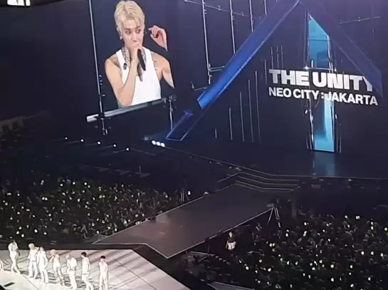 Grup idola K-pop NCT 127 dalam konser bertema "NEO CITY: JAKARTA - THE UNITY" di Indonesia Arena, Jakarta, Sabtu (13/1). [Foto: Tangkapan Layar]