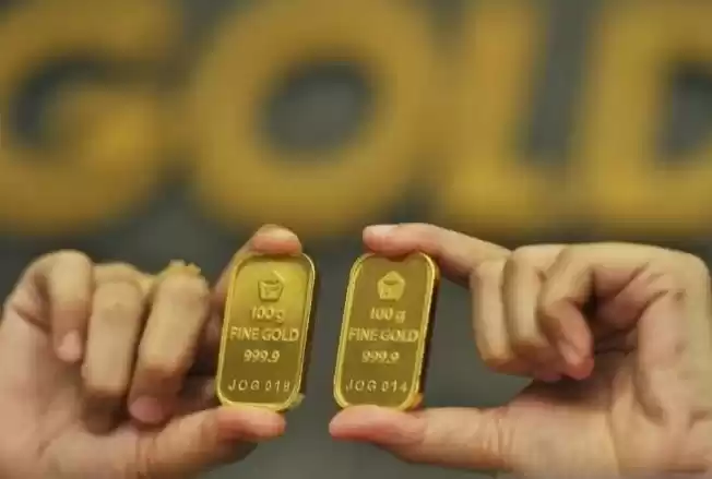 Ilustrasi - Petugas menunjukan logam mulia emas 24 karat. (Foto: Antara)