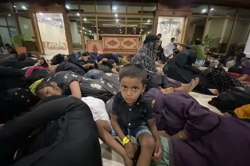 Pengungsi etnis Rohingya saat berada di teras Kantor Gubernur Aceh, Banda Aceh, Minggu (10/12) malam. (Foto: ANTARA)