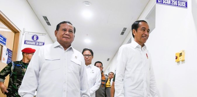 Presiden Joko Widodo didampingi Menteri Pertahanan Prabowo Subianto meninjau fasilitas rumah sakit saat peresmian Rumah Sakit Pusat Pertahanan Negara (RSPPN). (Foto: ANTARA)