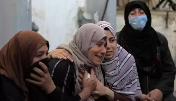 Orang-orang berduka, karena kehilangan kerabat mereka di Kota Rafah, Jalur Gaza selatan (Foto: ANTARA)