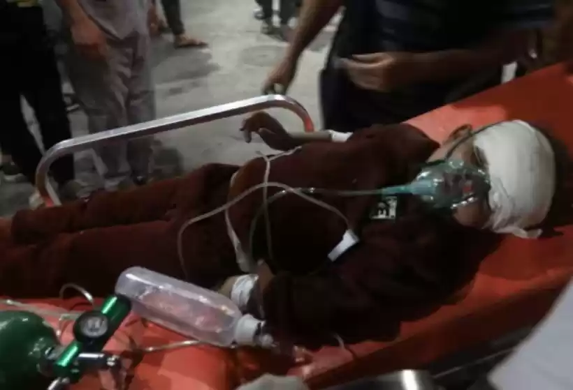 Seorang anak Palestina yang terluka dalam pemboman Israel di Jalur Gaza dibawa ke Rumah Sakit Kuwait di kamp pengungsi Rafah, Jalur Gaza selatan, Sabtu malam 20 April 2024.