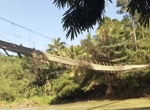 Kondisi jembatan gantung di Desa Leuwi Ipuh Banjarsari Kabupaten Lebak,Banten. (Foto: ANTARA)