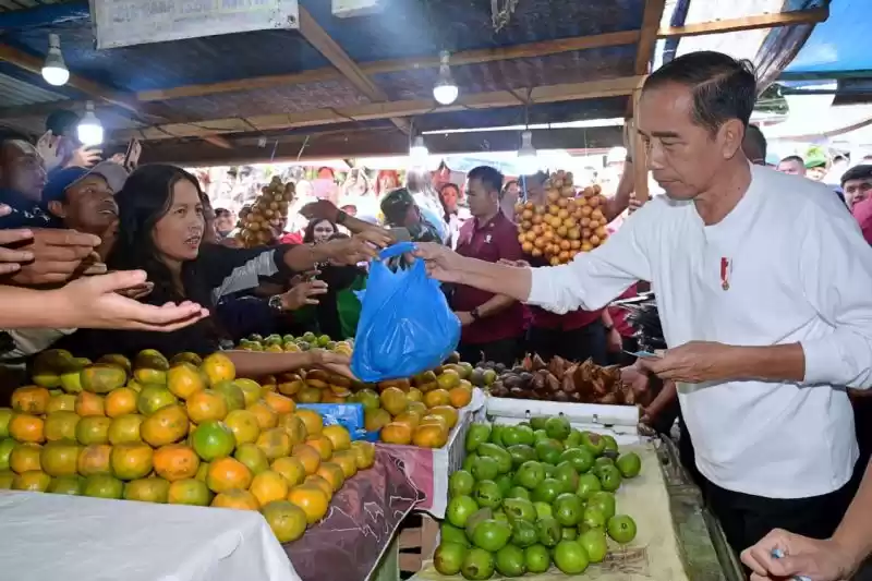 Presiden Joko Widodo (Jokowo), mengunjungi Pasar Buah Berastagi, Kabupaten Karo, Sumatera Utara (Sumut), Sabtu (13/4/2024). (Foto: Setpres)