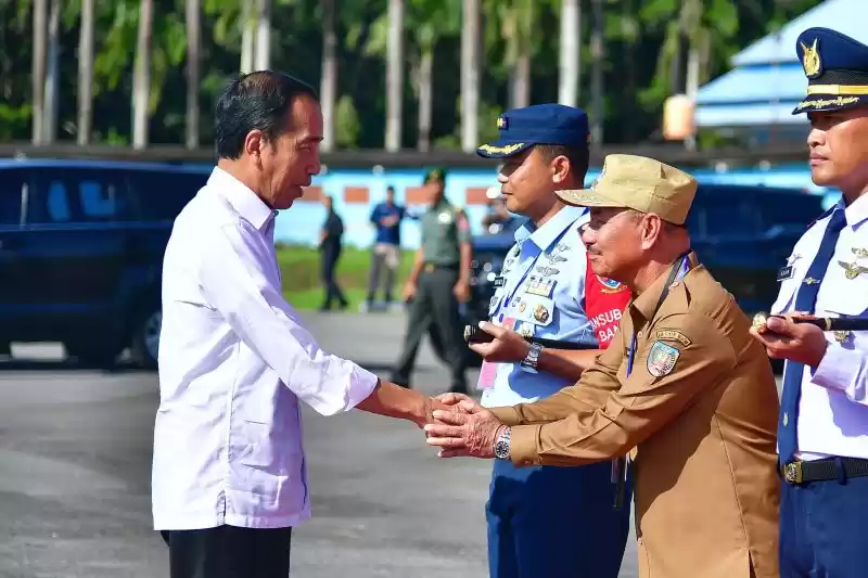 Presiden Joko Widodo (Jokowi) bersalaman dengan Bupati Konawe Selatan Surunuddin Dangga di Pangkalan TNI AU Haluoleo, Konawe Selatan, Sulawesi Tenggara, Senin (13/5/2024). [Foto: Setpres]
