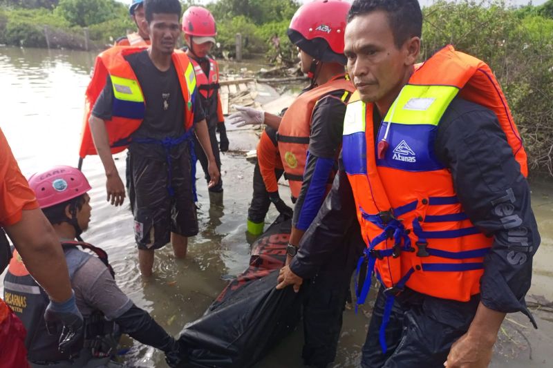 Tim Pencarian dan Pertolongan atau SAR Banten menemukan karyawan PT Kine Project Jo Plant OSBL yang terseret arus banjir meninggal dunia.(Foto: ANTARA)