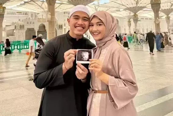 Kaesang Pangarep mengumumkan kehamilan istrinya, Erina Gudono saat melakukan ibadah umroh di Tanah Suci, Makkah. [Foto: Instagram]