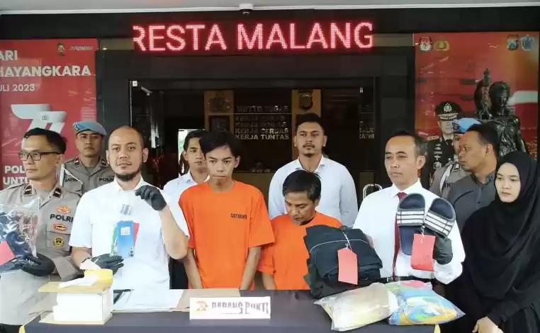 Kasatreskrim Polresta Malang Kota Kompol Danang Yudanto menunjukkan barang bukti dalam kasus pembunuhan mahasiswi. (Foto: Antara)