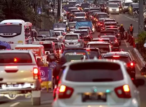Suasana kepadatan kendaraan di Jalan Raya Puncak, Gadog, Kabupaten Bogor. (Foto: ANTARA)