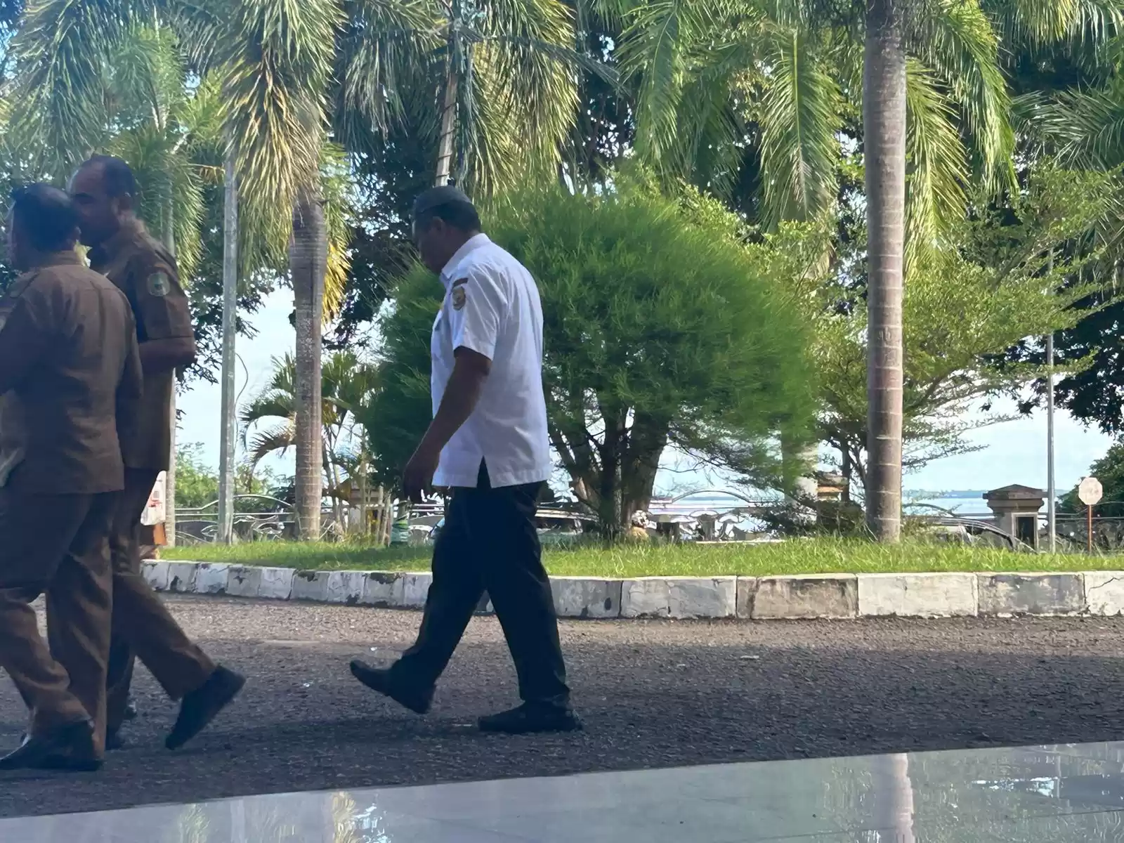 Kepala Dinas Perhubungan Malut Imran Yakub (kameja putih) dibarisan Kepala OPD yang sedang mengikuti apel gabungan, di halaman kantor gubernur Malut, Senin (13/5/2024) (Foto: MI/Ist)
