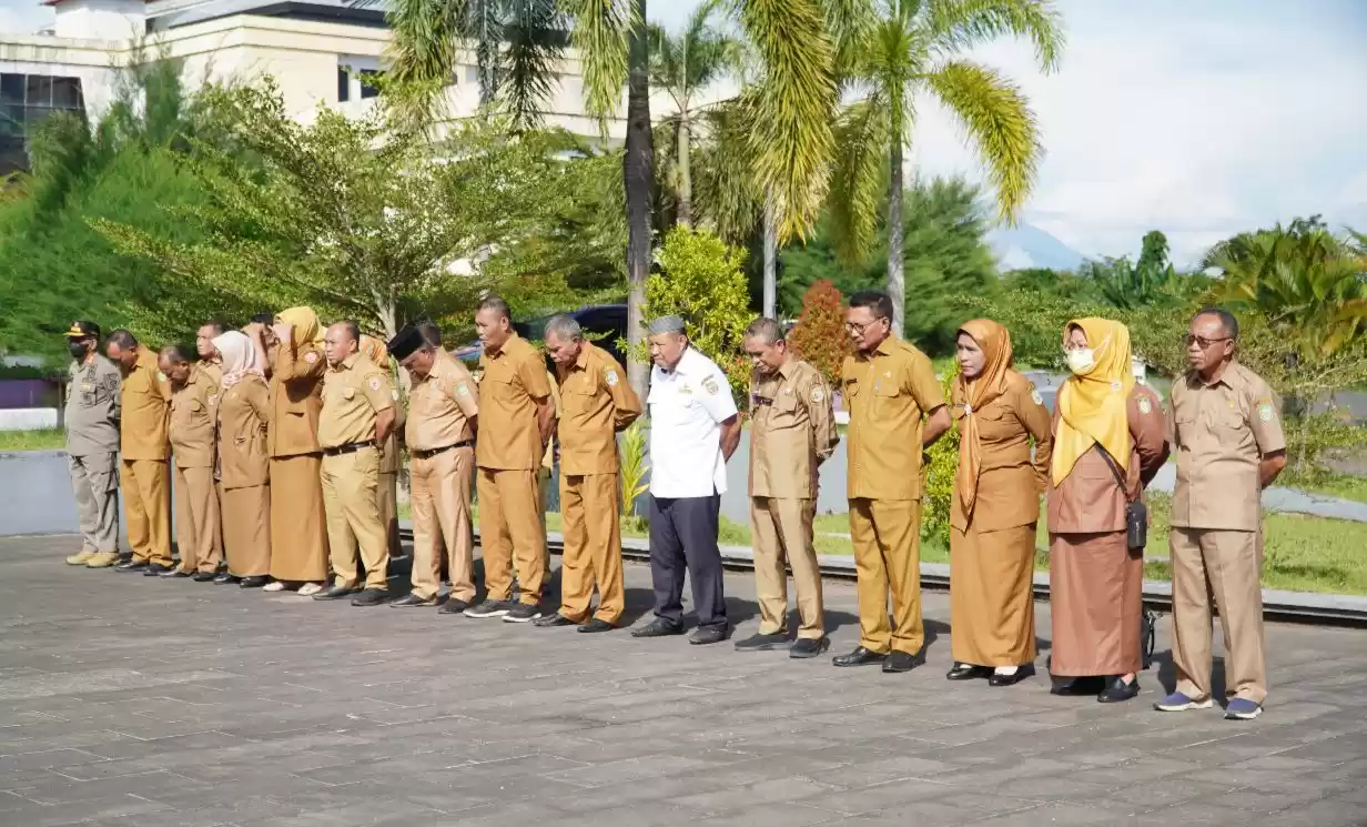 Kepala Dinas Perhubungan Malut Imran Yakub (kameja putih) dibarisan Kepala OPD yang sedang mengikuti apel gabungan, di halaman kantor gubernur Malut, Senin (13/5/2024) (Foto: MI/Ist)