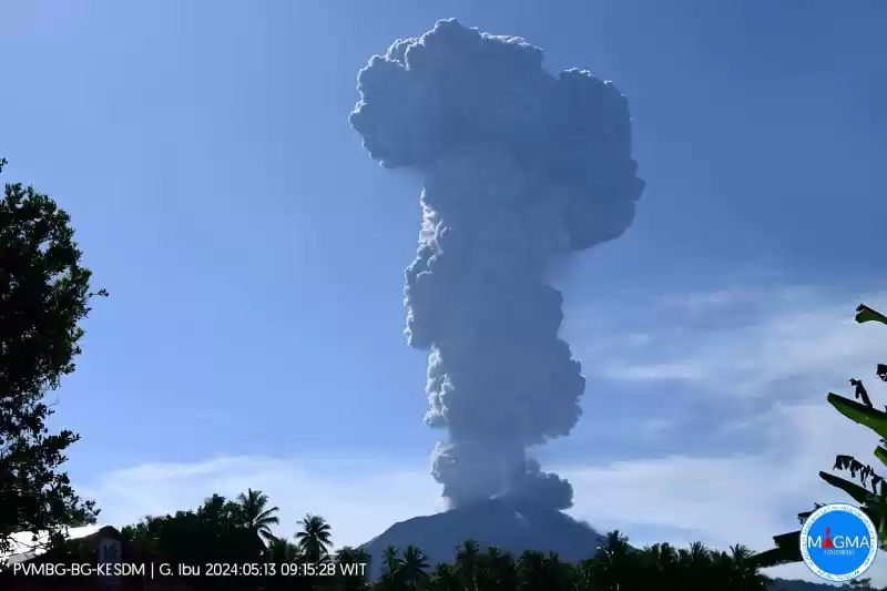 Kolom abu vulkanik membumbung keluar setinggi lebih kurang 5.000 meter. (Foto: Antara)