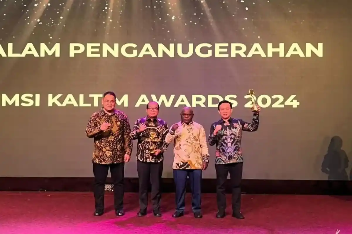 Konsisten Bela Hak Asasi dan Demokrasi, Menham Natalius Pigai Terima Penghargaan Tokoh Nasional Demokratis dan Berintegritas