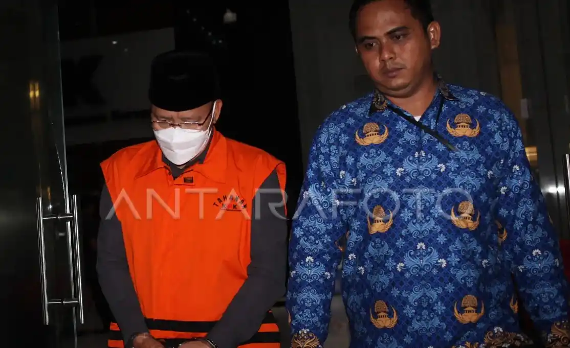 KPK Periksa Gubernur Rohidin