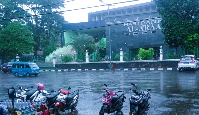 Sejumlah sepeda motor dipakir di kawasan Alun-Alun Rangkasbitung Kabupaten Lebak saat kawasan setempat hujan lebat disertai angin kencang dan petir, belum lama ini. (Foto: ANTARA)