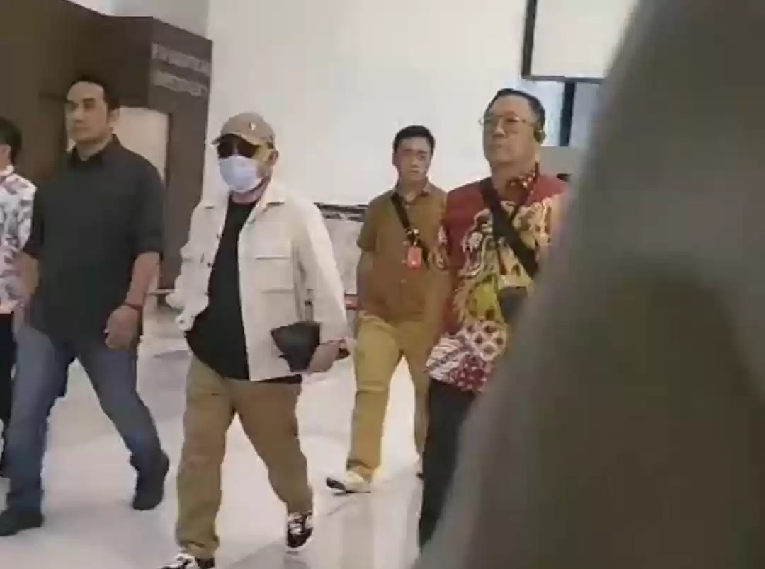 Penampakan Muka DPO Ujang Iskandar Pascaoperasi Plastik di Vietnam - Anak Buah Surya Paloh yang Ditangkap Kejagung!