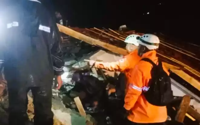 Petugas melakukan pencarian korban bencana tanah longsor di Kampung Sirnagalih, Garut Kamis (25/4/2024) malam. (Foto: Antara)