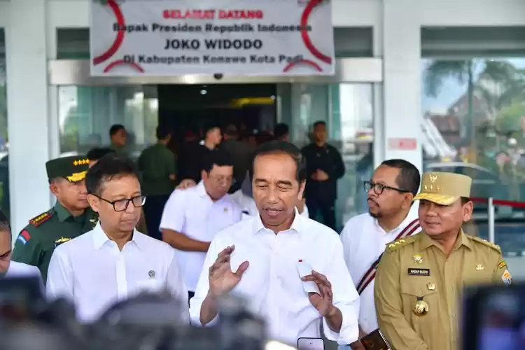 Presiden Joko Widodo memberikan keterangan pers usai mengunjungi Badan Layanan Umum Daerah (BLUD) Rumah Sakit Konawe di Sulawesi Tenggara dalam keterangannya, Selasa (14/5/2024). (Dok. Biro Pers Sekretariat Presiden)