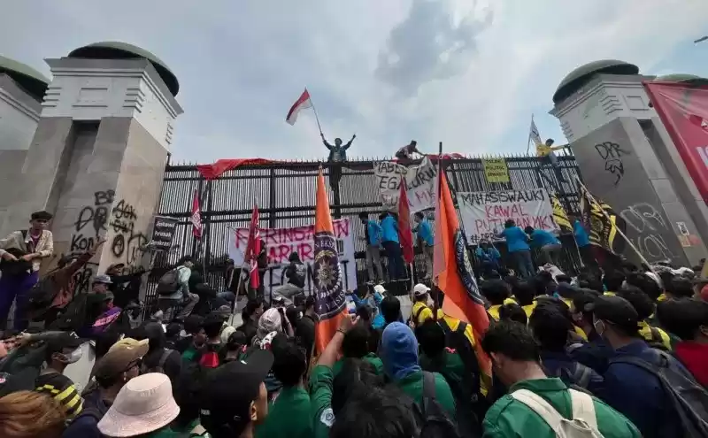 Putusan MK VS Revisi UU Pilkada Ambang Batas dan usia pencalonan Pilkada