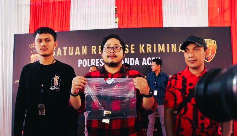 Satreskrim Polresta Banda Aceh saat menunjukkan barang bukti kasus pembunuhan penjual ponsel di Aceh Besar, di Mapolresta Banda Aceh, Selasa (30/1/2024) (Foto: ANTARA)