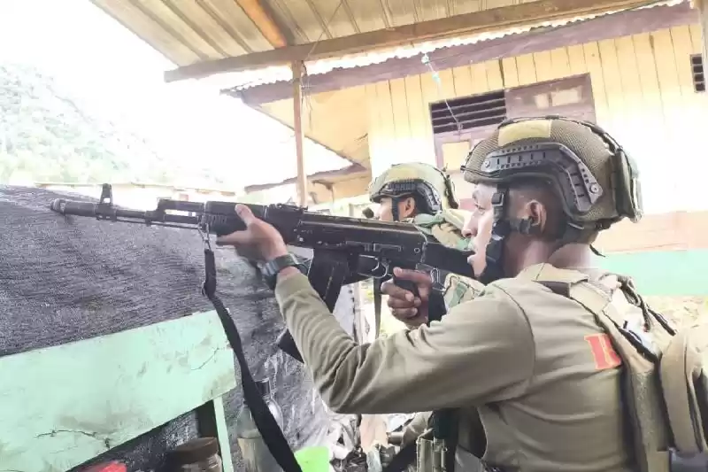 Anggota TNI-Polri bersiaga sambil memantau pergerakan KKB, yang berupaya menyerang Polsek dan Koramil Homeyo, Kabupaten Intan Jaya, Papua Tengah. (Foto: ANTARA)