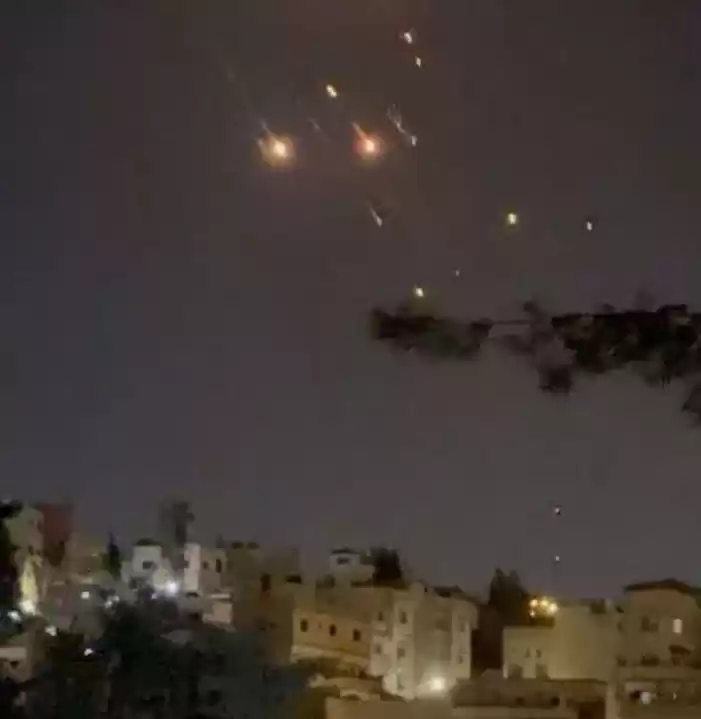 Serangan Iran ke Israel terlihat dari Amman, Yordania, pada Minggu (14/4/2024) (Foto: MI Repro Reuters)