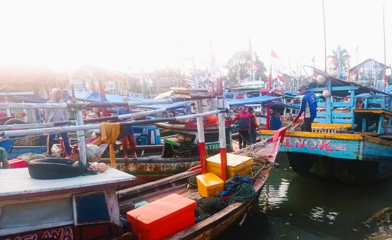 Nelayan pesisir selatan Banten menyandarkan perahu di Pangkalan Pelabuhan Ikan (PPI) Binuangeun Kabupaten Lebak akibat cuaca buruk yang melanda perairan itu. (Foto: ANTARA)